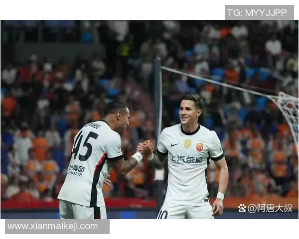 足球场上风云突变 球星怒目而视上演激烈对抗激战精彩瞬间